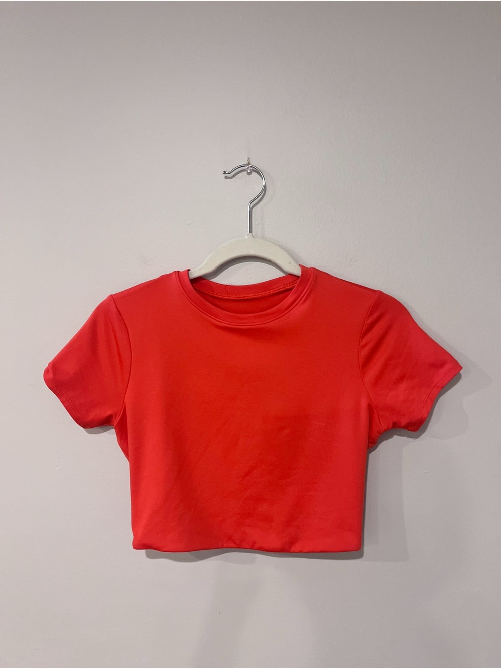 Alo Yoga Alosoft Cropped Backspin Short Sleeve in Red Hot Summer